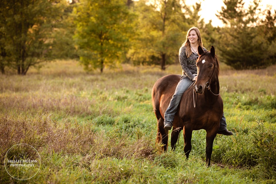 minnesota-senior-photos-with-horse-07.JPG