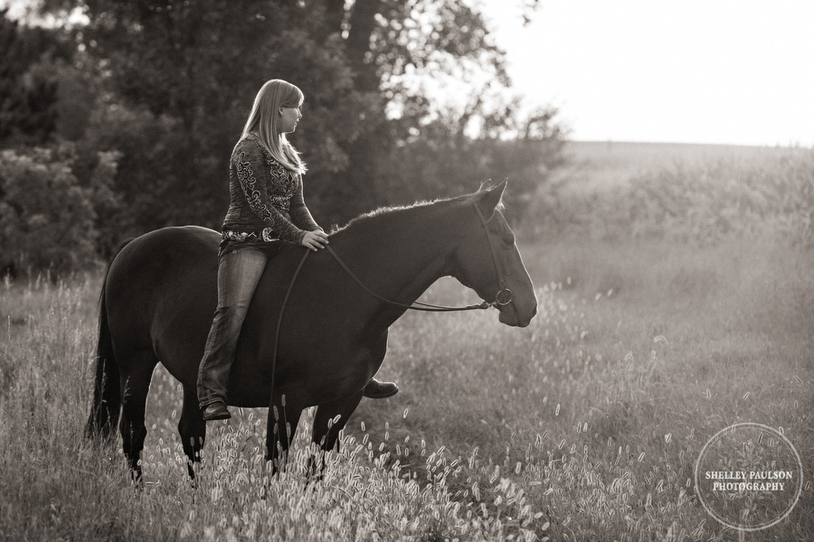 minnesota-senior-photos-with-horse-10.JPG