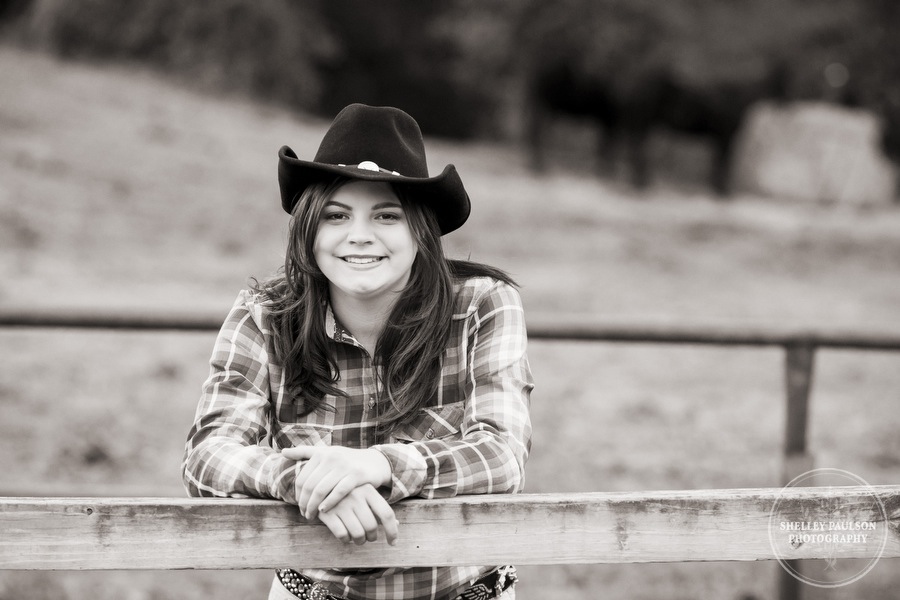 country-senior-photos-horse-09.JPG