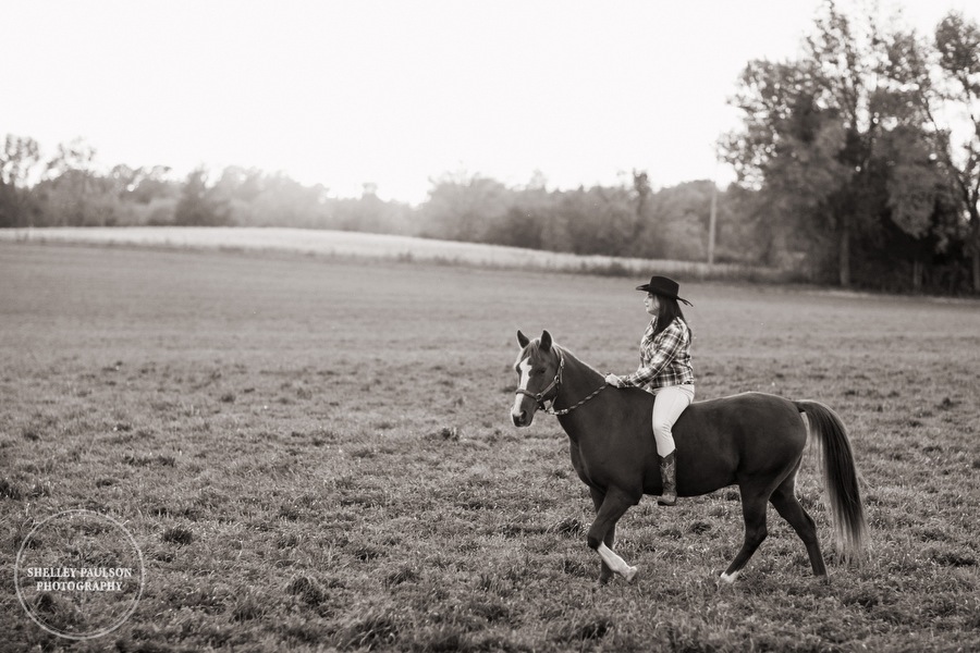 country-senior-photos-horse-10.JPG